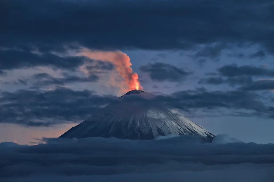 Krasheninnikov volcano eruption
