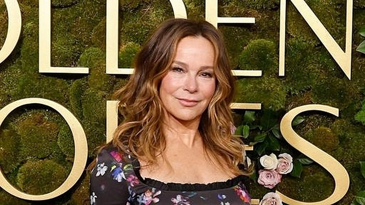 Jennifer Grey beach photos